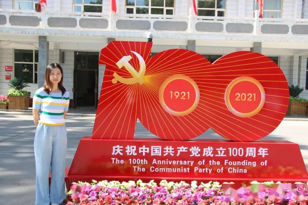 看了刘涛的打扮，我悟了：裤不露踝、裙不过膝，美得优雅得体
